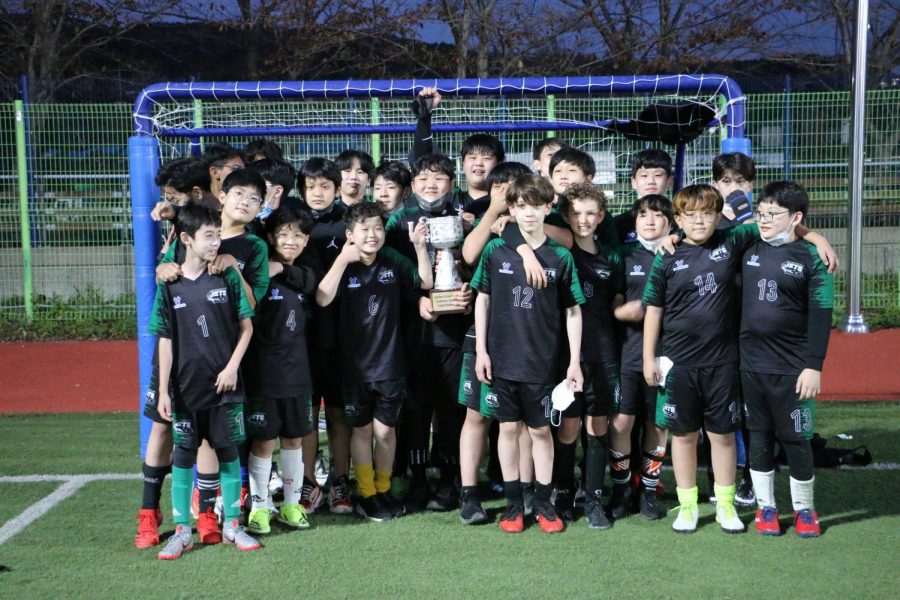 The+middle+school+boys+team+relishes+in+their+victory.+Photo+by+Jinny+Lee.