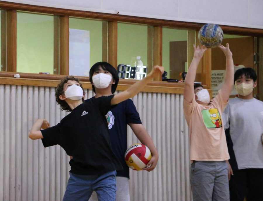 Maddox+and+Bryan+practice+serving+overhand.+Noah+and+Nick+practice+setting+while+waiting+to+serve.+Photo+by+Dongjin+Kim.