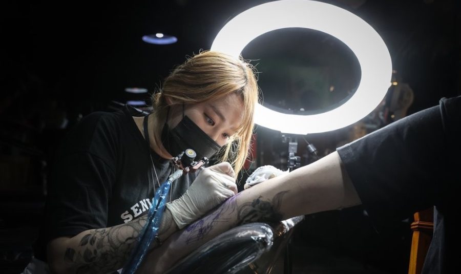 A+professional+tattoo+artist+inks+up+a+customer+in+a+studio+in+Seoul.+Courtesy+of+Yonhap+News.