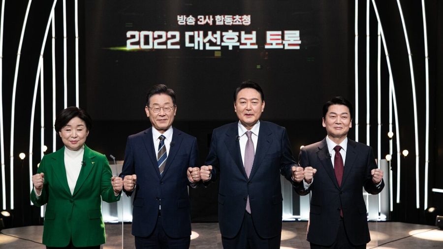 Four of the major candidates ready themselves for debate on February 3rd; discussing the future of Korea and their respective campaign promises. (Courtesy of khan.co.kr)