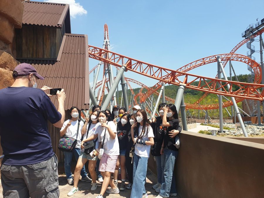 Students+posing+in+front+of+the+Giant+Digger+rollarcoaster.+Photo+by+Ms.+Wang_Coleman