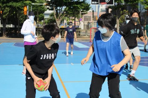 The competition is on: middle schoolers play a game of hand ball. Photo by Jodie Lee.