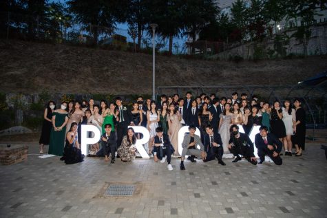 Prom attendees gather together to commemorate an unforgettable night. Photo by 2ruda.
