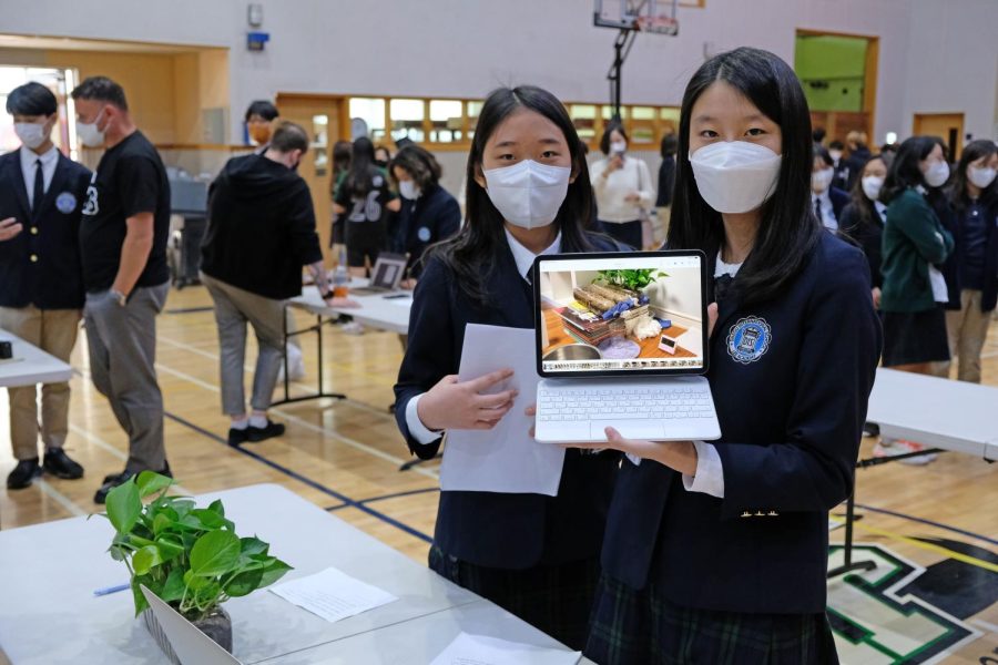 Isabella+and+Jessica+proudly+present+their+STEM+project+about+plant+science.+Photo+by+Jackson+Chiang.