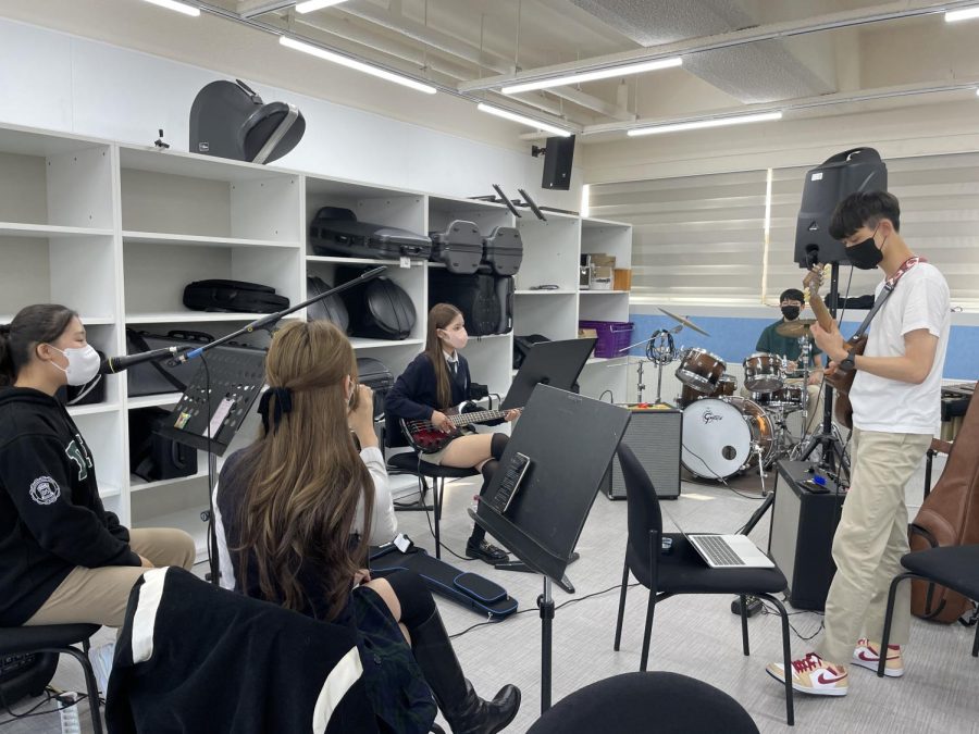 The high school rock band members use the new music room to their advantage during practice. Photo by Jio Kim.