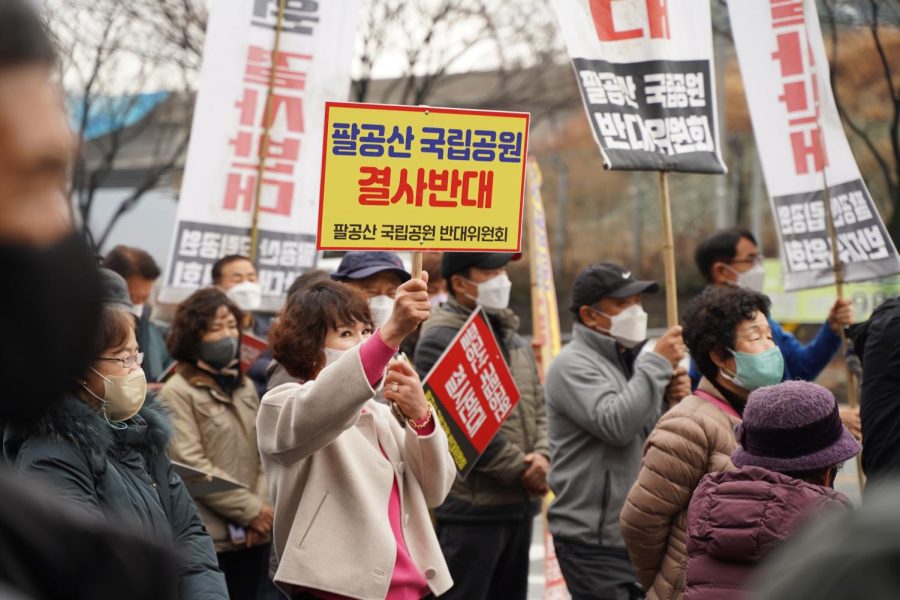 Objectors voice their strong dissatisfaction to Daegu Authority on the topic of Palgongsans potential transformation. 