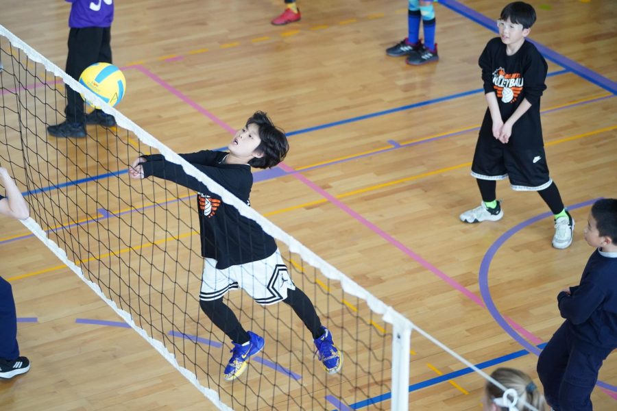 Daniel throws himself up to the ball, attempting to save the point. Photo by Luna Kang.