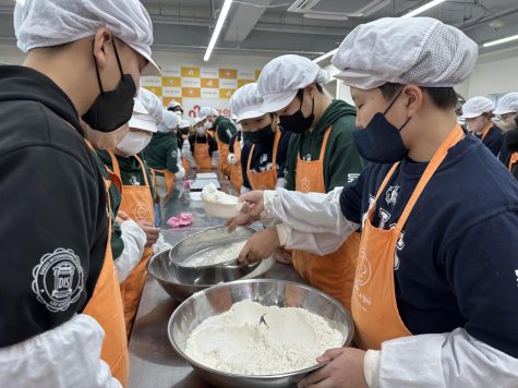 6th graders measure the flour with precision on a digital scale. Photo by Jimin Shin.