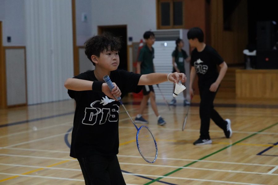 Eighth-grader Jason Kims short serve earns him an easy one. 