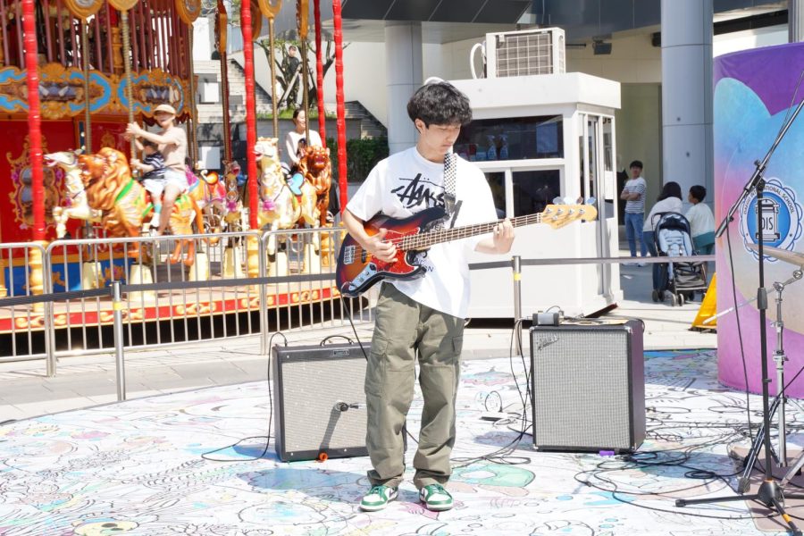 Freshman Chris Ryu plays his guitar, his long-term hobby, with great joy. 