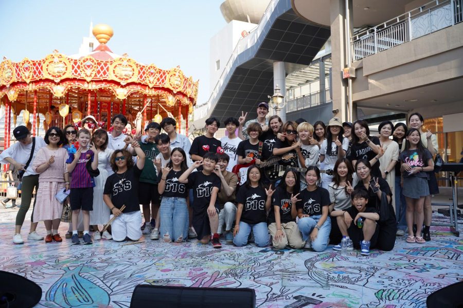 The group photo shows a large group of passionate participants in the heartwarming performance. 