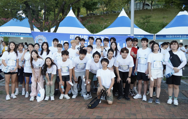 Middle and high school Jets eagerly showed up, ready to walk 11.1km. Photo by Jackson Chiang. 