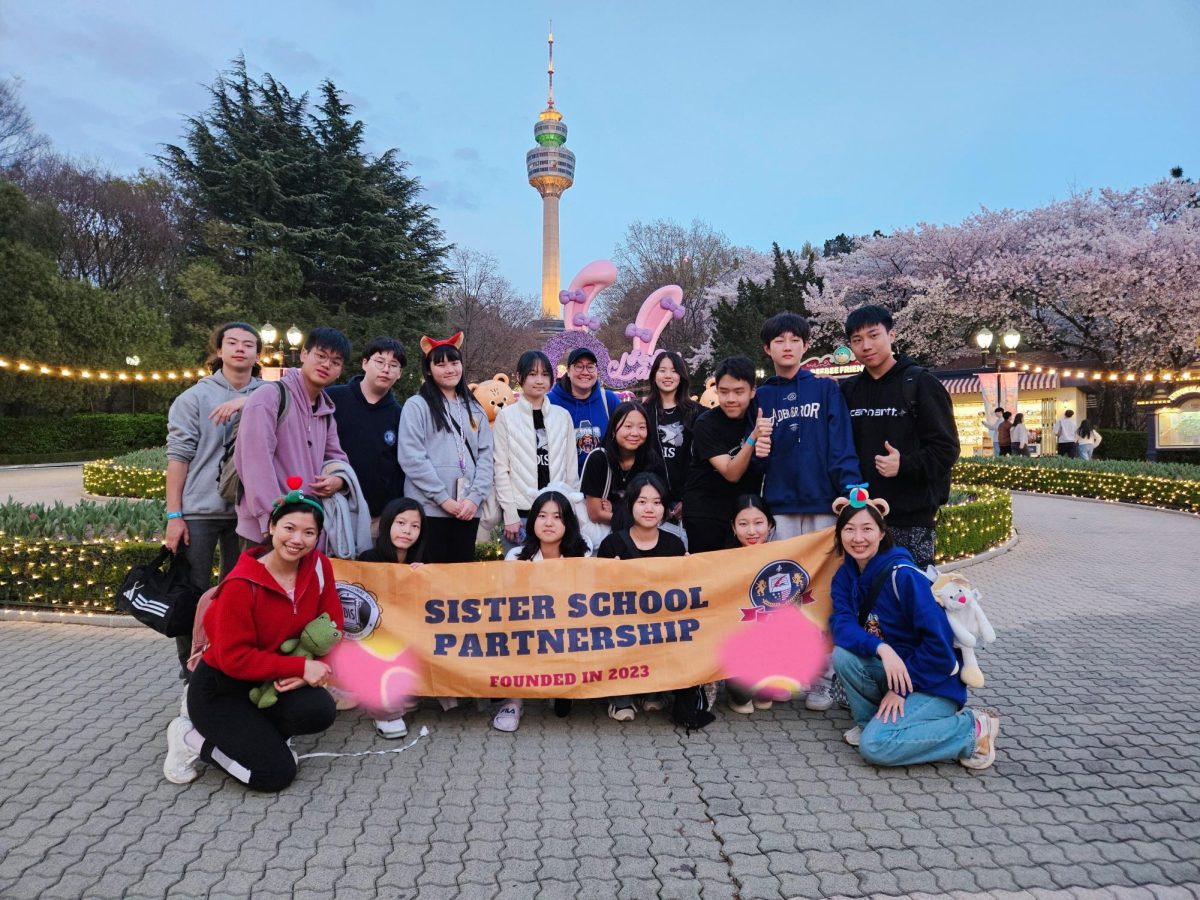 An adventurous bout of rides at E-world leaves everyone winded. As they take a breather, they admire the 83 Tower and blooming cherry blossoms.