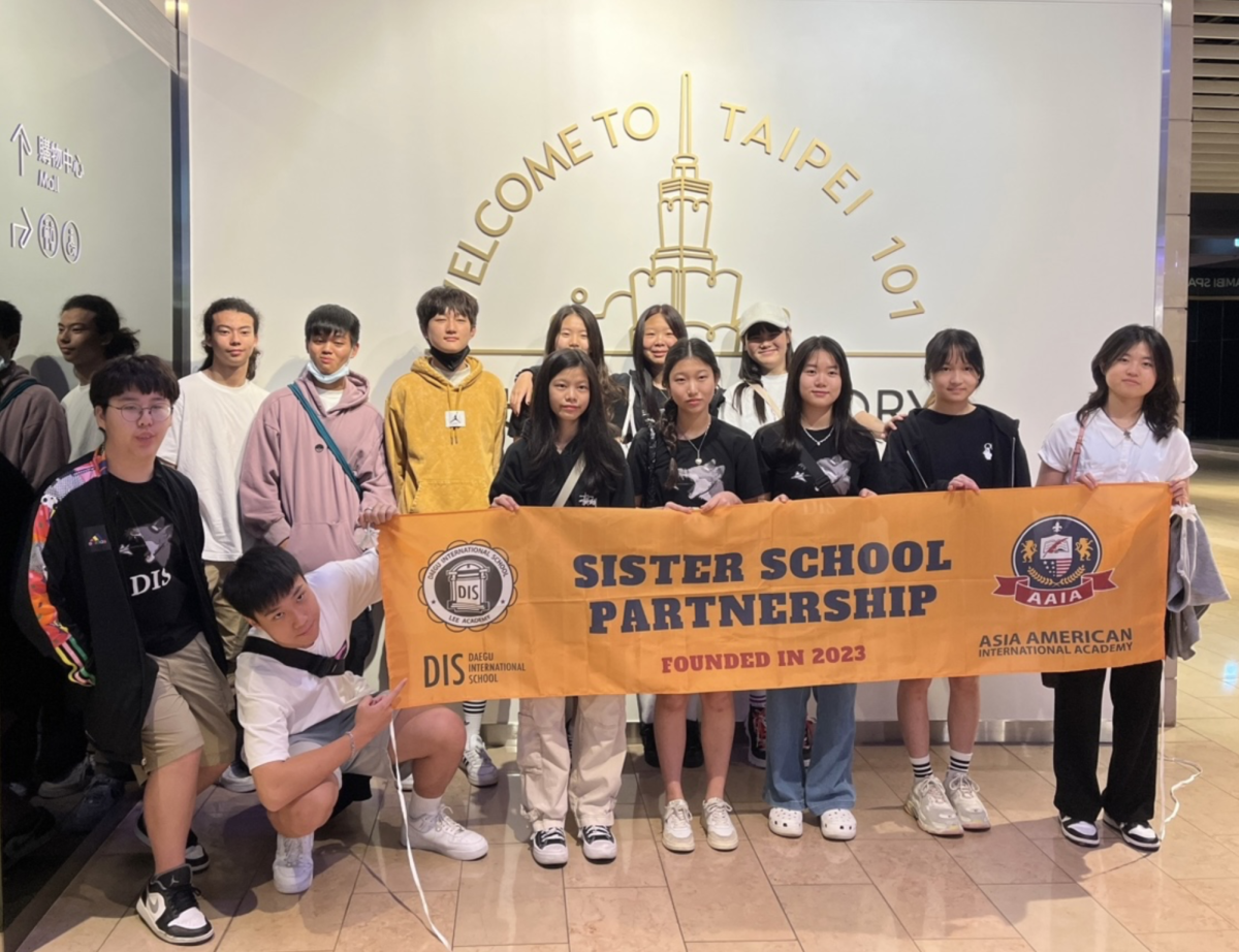On day one, DIS and AAIA students traveled to Taipei 101 — the tallest building in the nation. The height of the building stood no chance against the level of enjoyment they had. Photo by Jets Flyover Staff. 