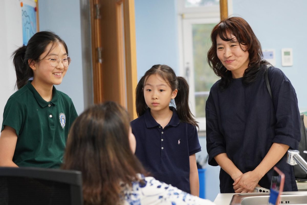 7th grader Ivyanne Yoon assisted her mother through the night as translators. This ensured clear communication between her mother and Ms. Lualhati. Photo by Selina Son