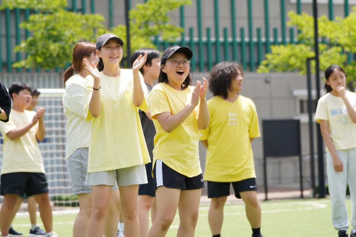 The DIS Amazing Race returned new and improved after multiple changes from the former field day on June 7th. Students donned grade shirts (반티) and competed against each other for victory. All grades kicked off the day with a strong desire to win, but eighth graders claimed their victory among the middle schoolers while the freshmen, the underdog, emerged on top.