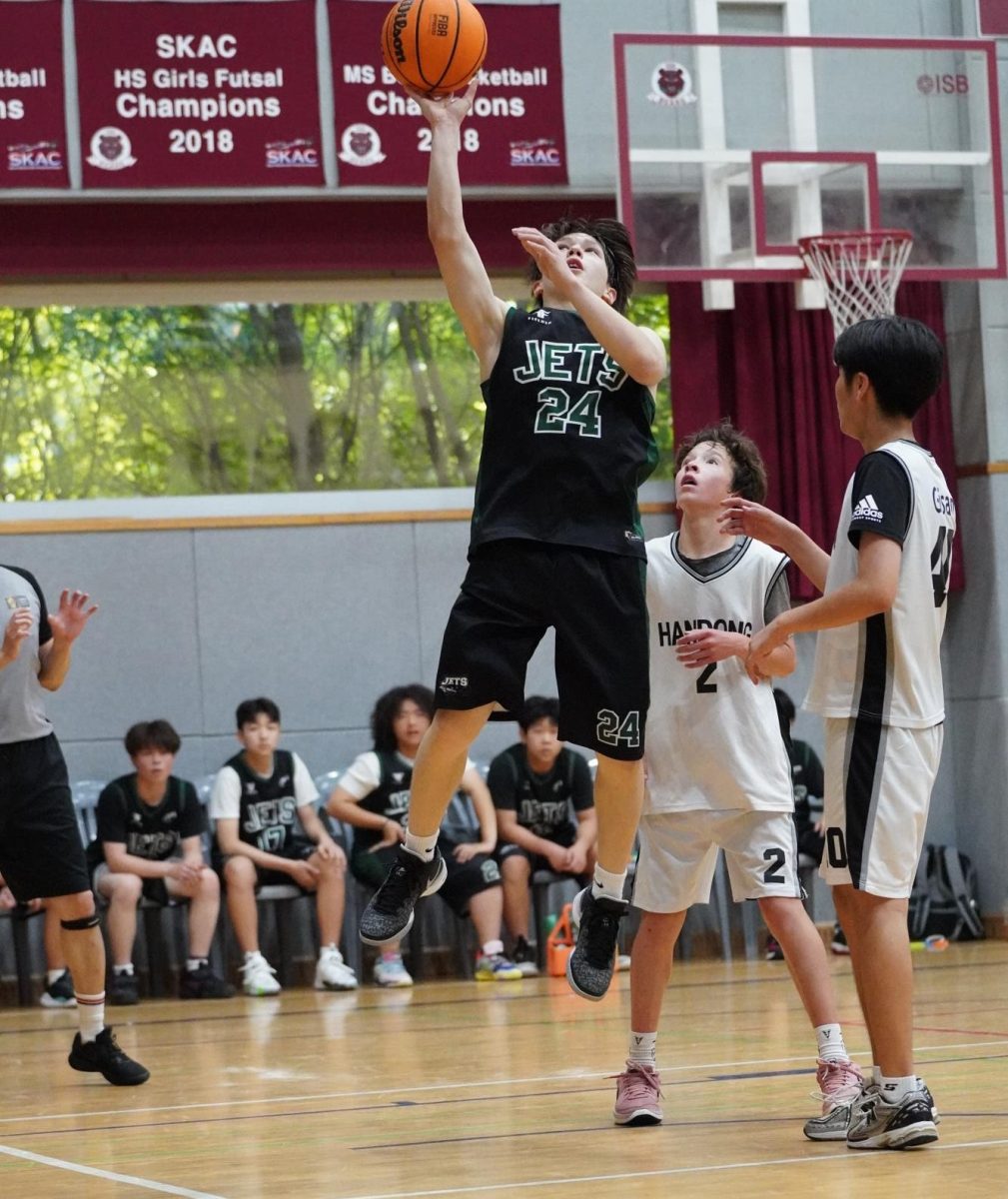 The middle school varsity and junior varsity basketball squads visited the International School of Busan (ISB) for the SKAC finals on May 22. Six different schools competed: AIS (Atherton International School), BFS (Busan Foreign School), HIS (Handong International School), KFS (Korean Foreign School), ISB, and DIS. The Jets came out as the last team standing and held up their first-ever SKAC trophy. 