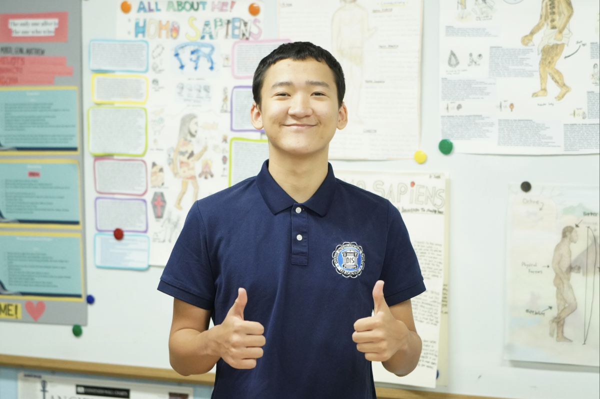 Sophomore YiManuel Cortez starts his first day with a dose of psychology. Cortez takes on his first AP class with two thumbs up and a grin. 