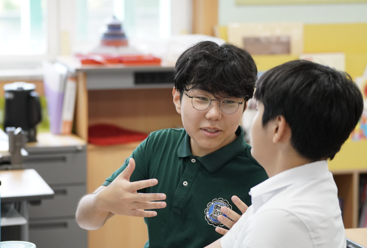 Sophomore Oliver Park sparks a conversation with Justin Son in Chinese. With vocabulary they learned last year, Park asks about Son's break:"你休息得怎么样?" 