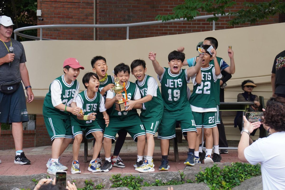 The champions of the B-bracket, the Jets roars while embracing the trophy they won. The audience give the players a standing ovation for their victory.