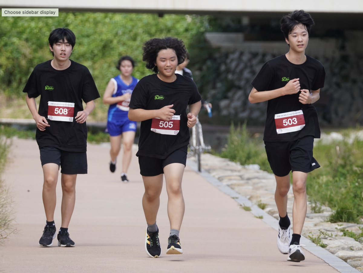 Sophomore Jack Lee and freshmen CJ Park and James Kim make their way through the path. Although the hard pavement is different from the soft trail at Bongmu Lake, they persevere through nonetheless. 