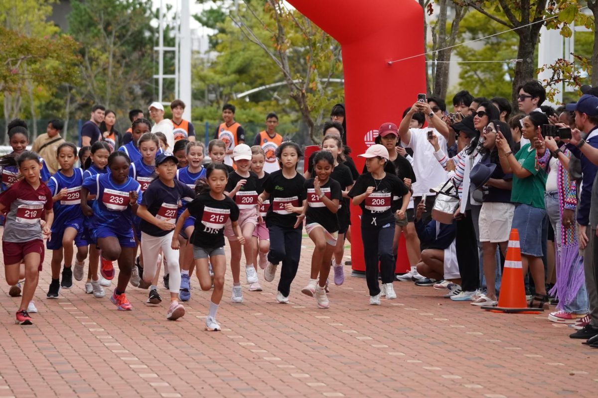 The rookies shake their nerves before the countdown. They match their rhythm and pace to complete the race as a team. Photo by Colin Ji.