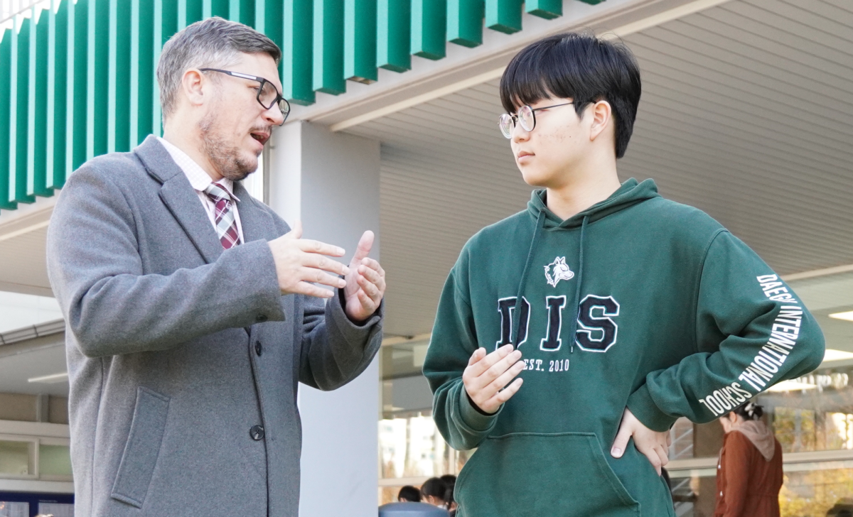 Dr. Willette and junior Jerome Kwon stroll around the campus for a quick chat. Far from the stereotype of a strict secondary principal, Dr. Willette’s outgoing personality enables him to connect with students on a personal level. 