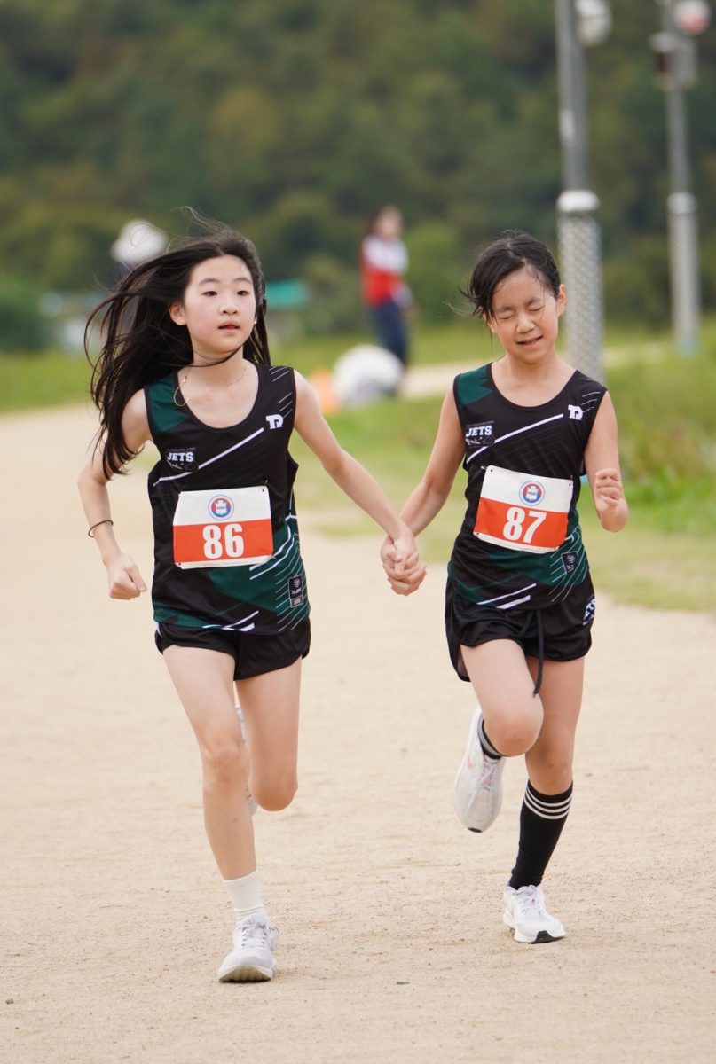 Ellie An and Lily Kim in 6th grade hold on tight as they race toward the finish line, a true display of friendship. Photo by Maria Park