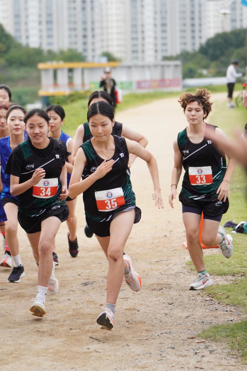 Freshmen Sarah Cho, Michelle Kim, and sophomore Jayden Hayward sprint at the sound of the whistle, gaining a head start over the other runners.