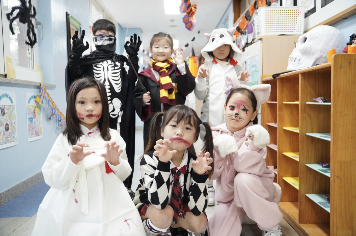 Boo-tiful costumes scare the hallways for Halloween on Oct. 31. The crown jewel of spirit week, students and teachers don anything and everything from samurais to Inside Out. 