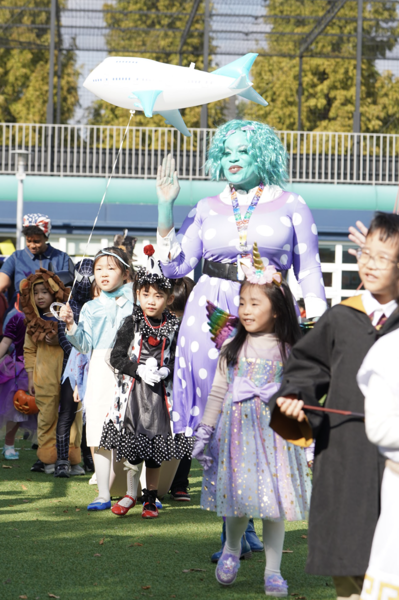 “I'm Envy. Look at your costume! Look at her costume! We need a costume like THAT!" First-grade teacher Mrs. Downie struts down the parade as Envy from Inside Out 2, bringing out spectators' oohs and ahhs from all around. 