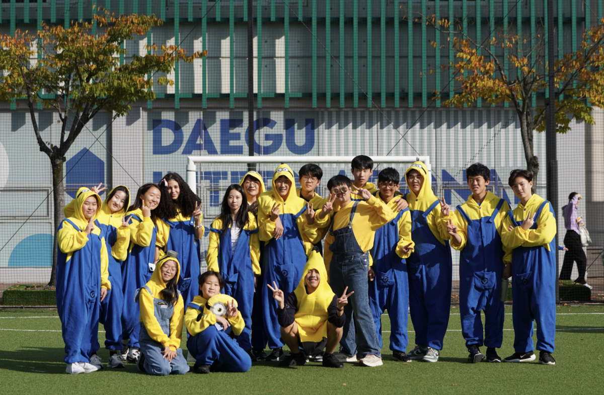 Middle and high schoolers form one large Minion clan in efforts to steal the Moon. 