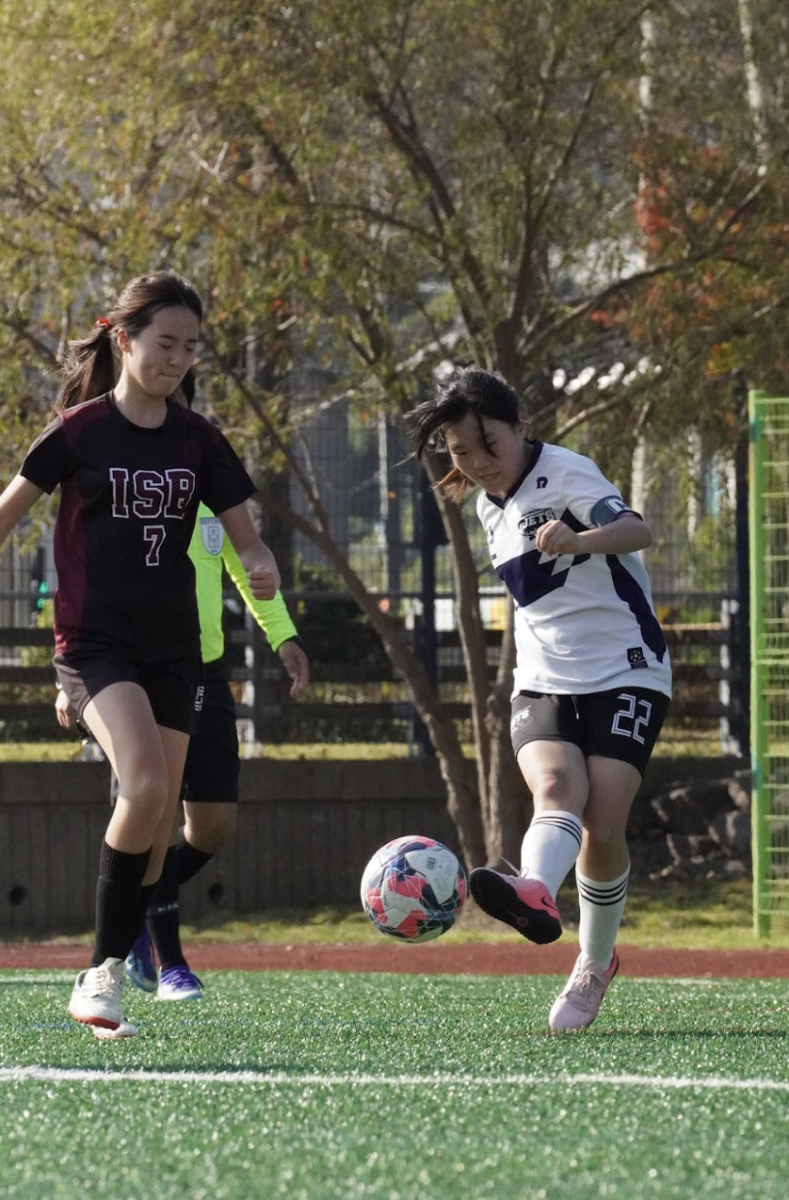 Seventh-grader Olivia Park (number 22) executes a flawless pass, perfectly linking up with her teammate. Her playmaking skills help maintain the team’s momentum. 