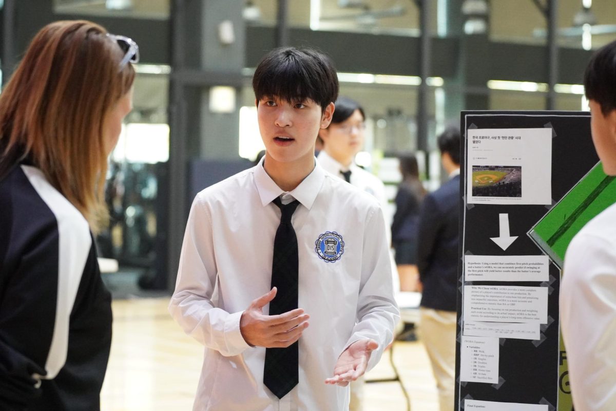 Senior Jayden Ahn shares his project regarding the Korean Baseball League. His passion for baseball translates into his presentation. Photo by Olya Karpenko