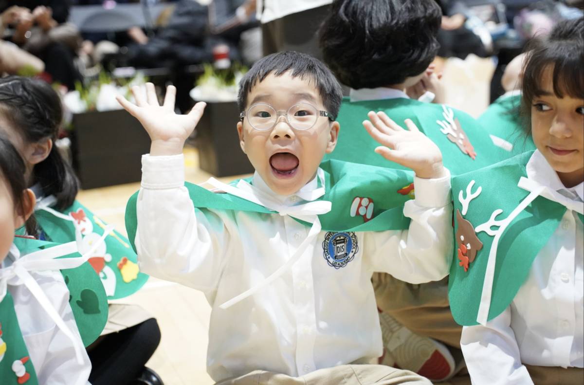 A sea of colorful art and warm smiles fill the stage as the students, parents, and faculty gather in the Jetnasium for the Elementary Winter Fine Arts Festival on Dec 6. From kindergarteners dipping their toes in the winter wonderland of music to fifth graders making their debut in concert band, performers lit the stage up with big smiles and even bigger enthusiasm. 