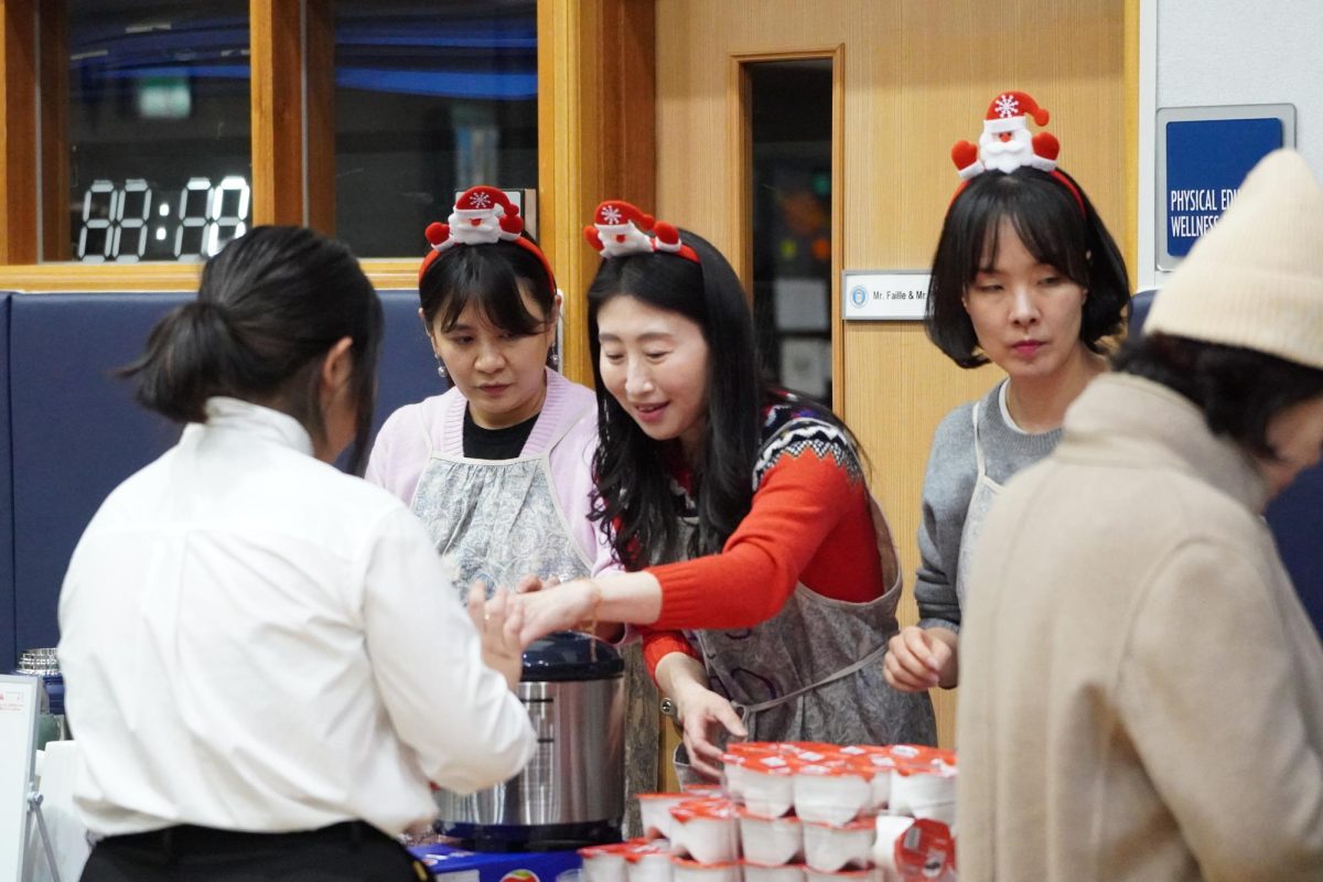 The PTO serves food and drinks for the DIS community. Their dedication uplifts the atmosphere of the concert. Photo by Sunny Oh