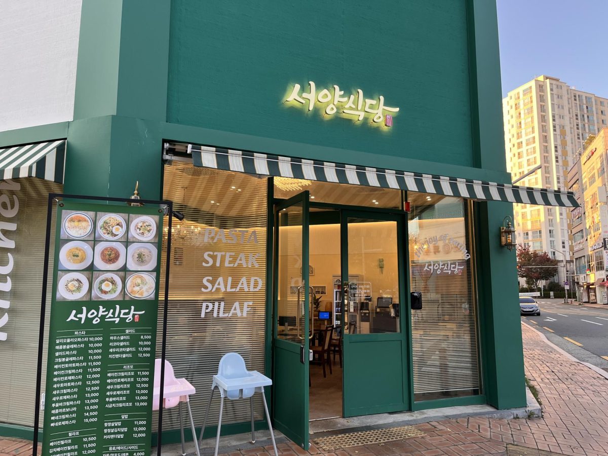 서양식당 (Western Restaurant) greets customers with its bright gold sign. The cozy exterior makes visitors anticipate a delicious meal. 