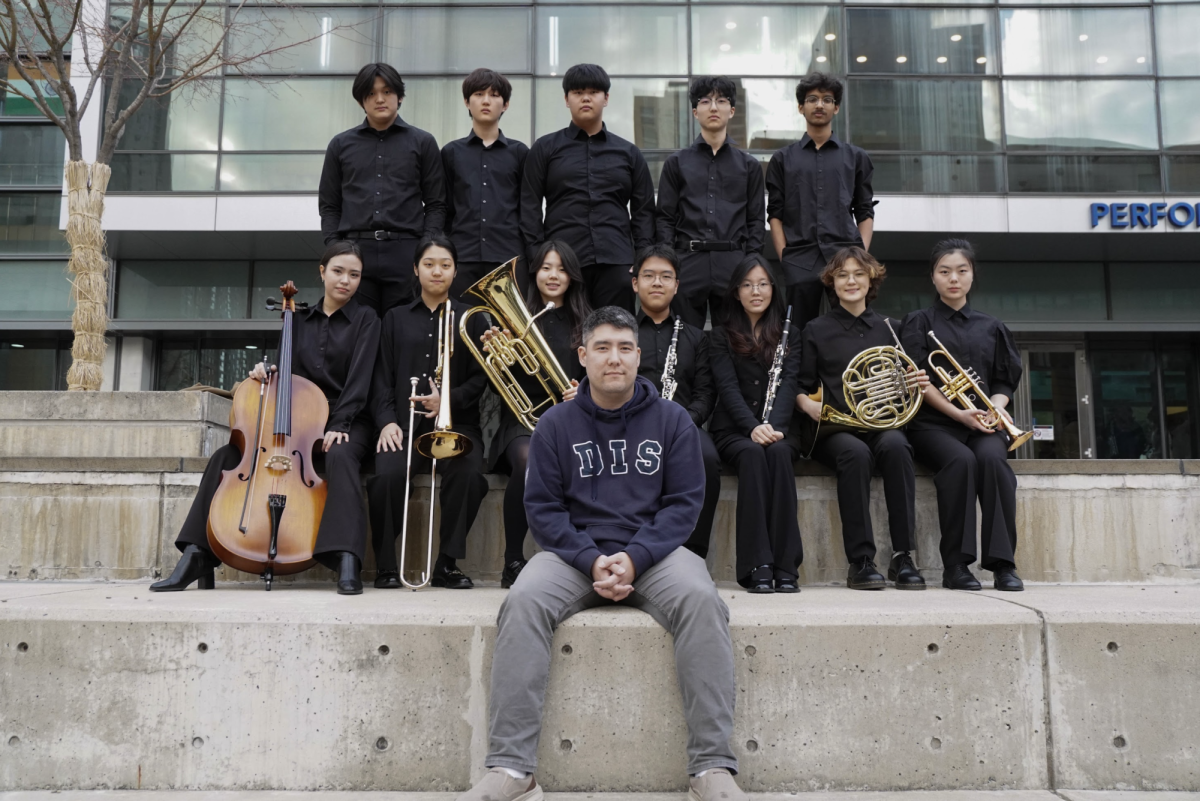 Banding together for an unforgettable performance, DIS musicians pose before the big stage. 
