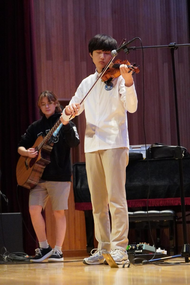 Sophomore Aiden Huh cleanly executes the iconic opening solo of "Flowering" by LUCY. After performing "Toxic" by Britney Spears last year, he again transitions from vocalist to violinist. 
