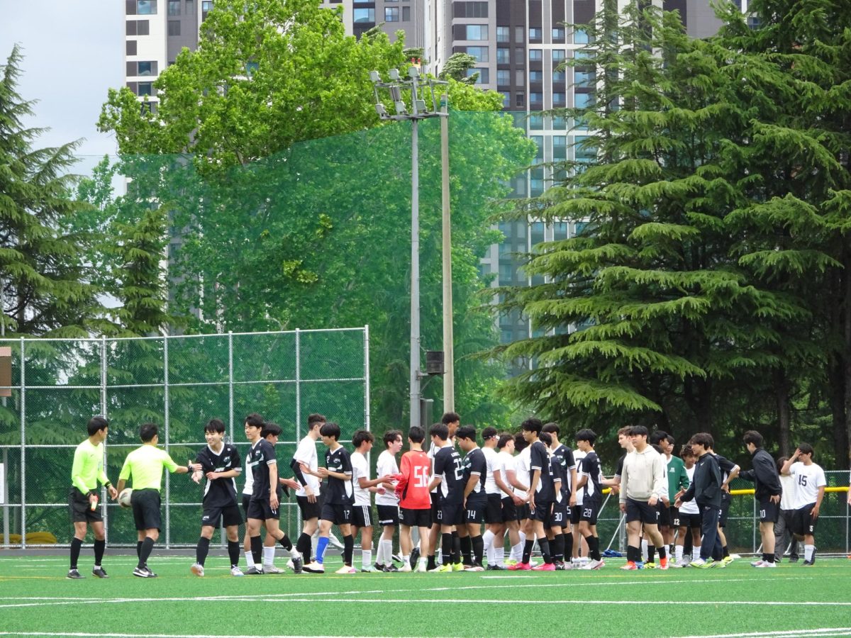 After the intense 80-minute match came to an end, the Jets celebrate their victory over the DMHS Warriors. Their first-ever clean sheet victory boosts confidence in their team tactics.