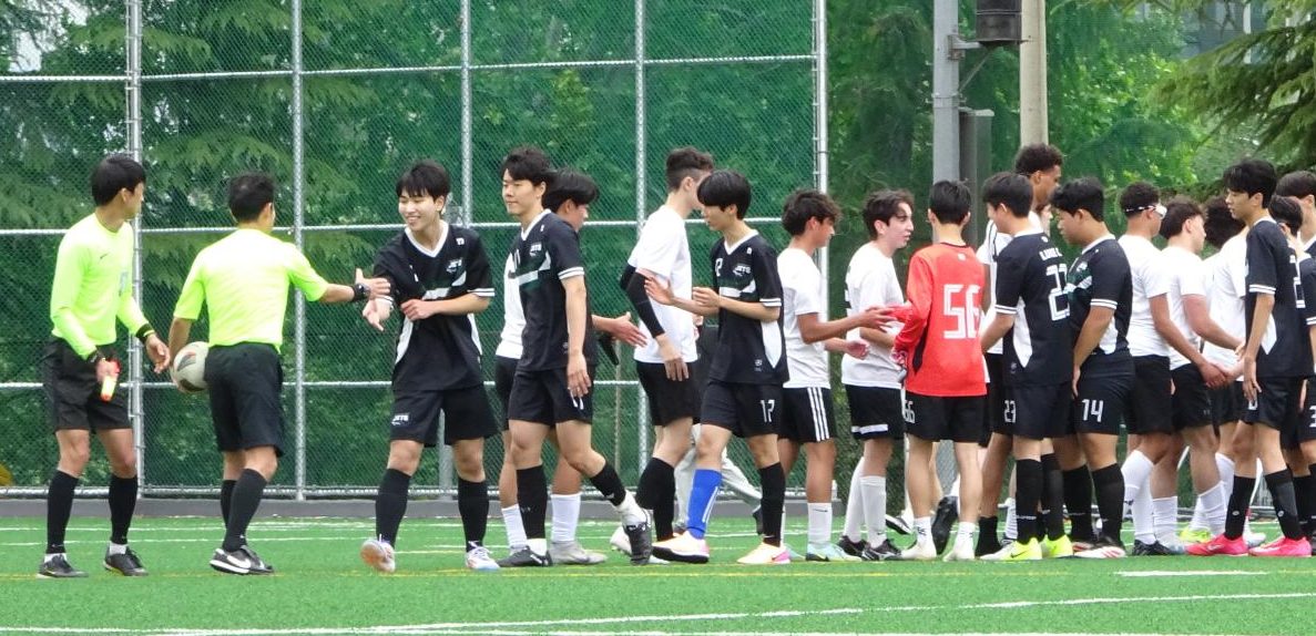 After the intense 80-minute match came to an end, the Jets celebrate their victory over the DMHS Warriors. Their first-ever clean sheet victory boosts confidence in their team tactics.