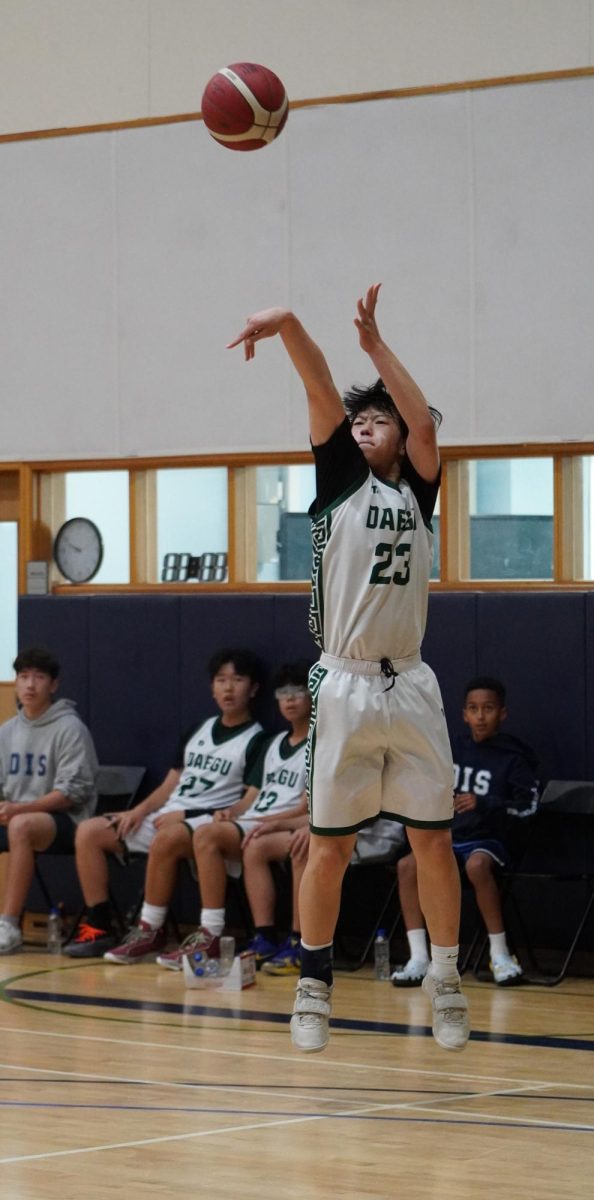 Eighth grader Charlie Park rises for a clean jump shot during a fast-paced match. With confident form and focus, he adds momentum to the Jets’ offensive push. Photo by Niha.