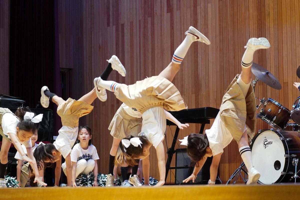 The Mini Jets show off their hard-earned mastery. Their dynamic moves amaze everyone in the audience – not only the fellow students but also teachers and parents. 