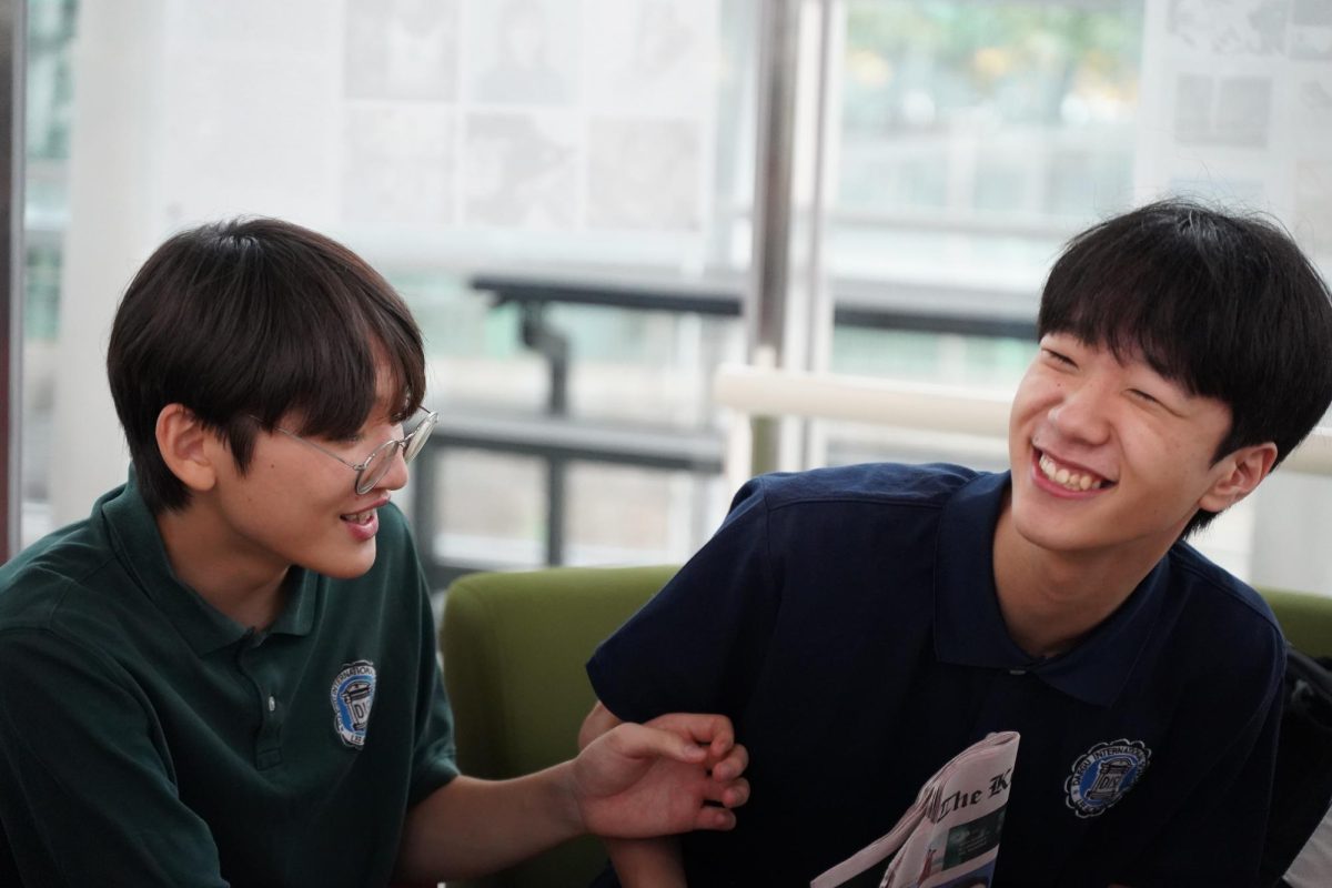 Sophomores Roy Kim and James Kim burst into laughter while recalling a funny episode from their first tenth grade class. They anticipate their first class with the new chemistry teacher, Ms. Marchan.