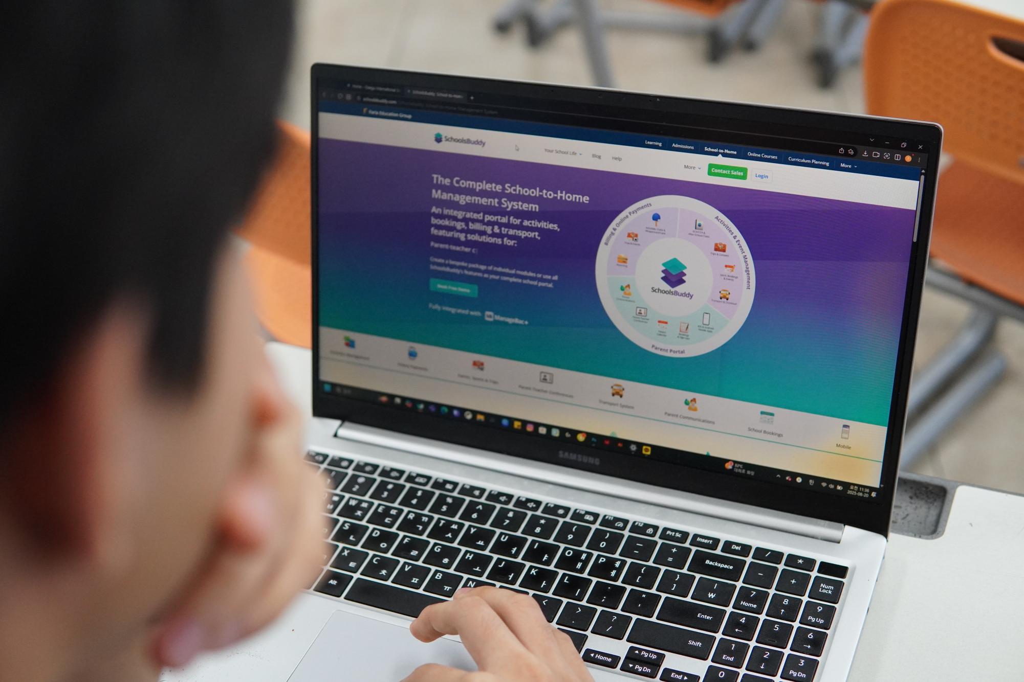 Determined to join his favorite activity, senior Brian Cho launches SchoolsBuddy on registration day. His first click goes straight to the Visual Arts Club.