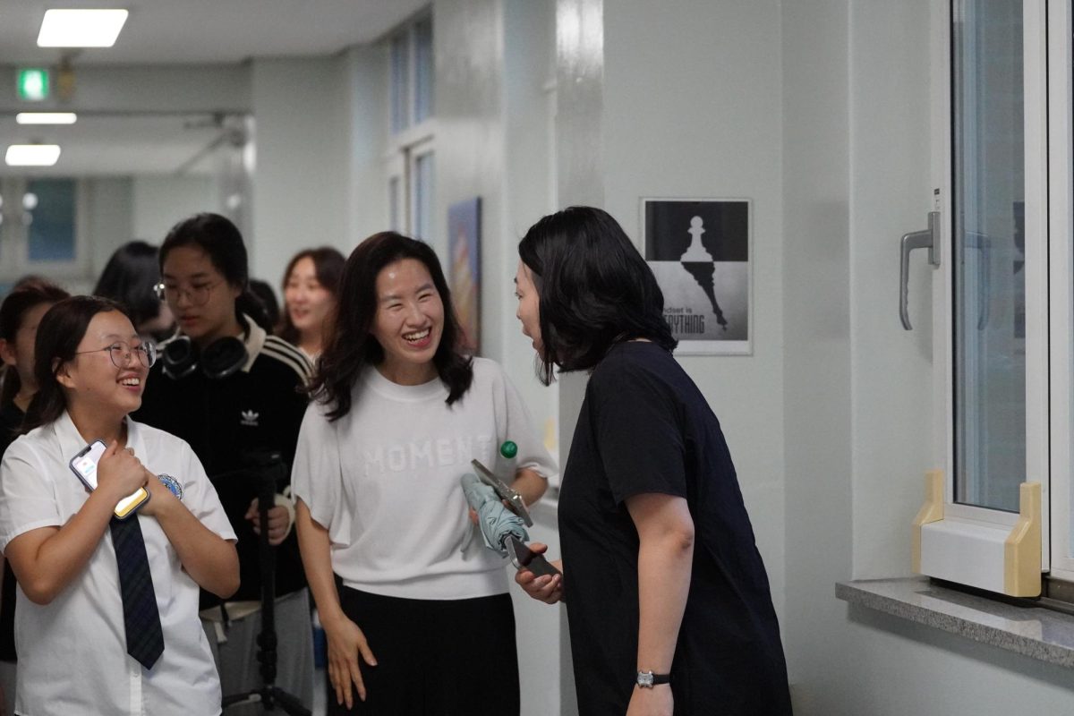 The hall echos with cheerful laughter and jokes as sophomore Agnew Kim leads the way with parents alongside. The group pauses at each corner to explore the latest changes around the campus. 