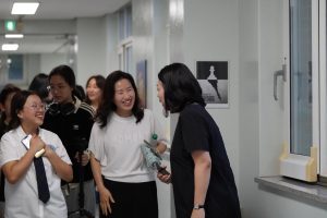 The hall echos with cheerful laughter and jokes as sophomore Agnew Kim leads the way with parents alongside. The group pauses at each corner to explore the latest changes around the campus. 