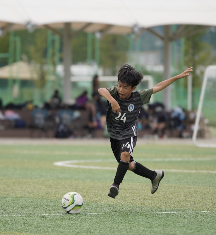 Jason Choi in third grade leaps forward to save the ball from going out of bounds. After stopping it, he quickly transitions and passes the ball to the attacking line. 