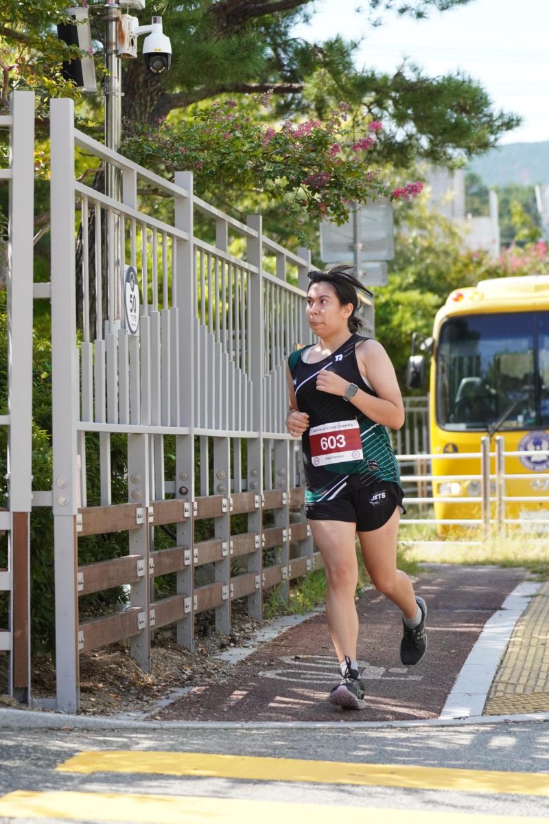 Sophomore Ruby Kim powers toward the finish line, maintaining strong momentum. In her debut season, she showcases an impressive performance.