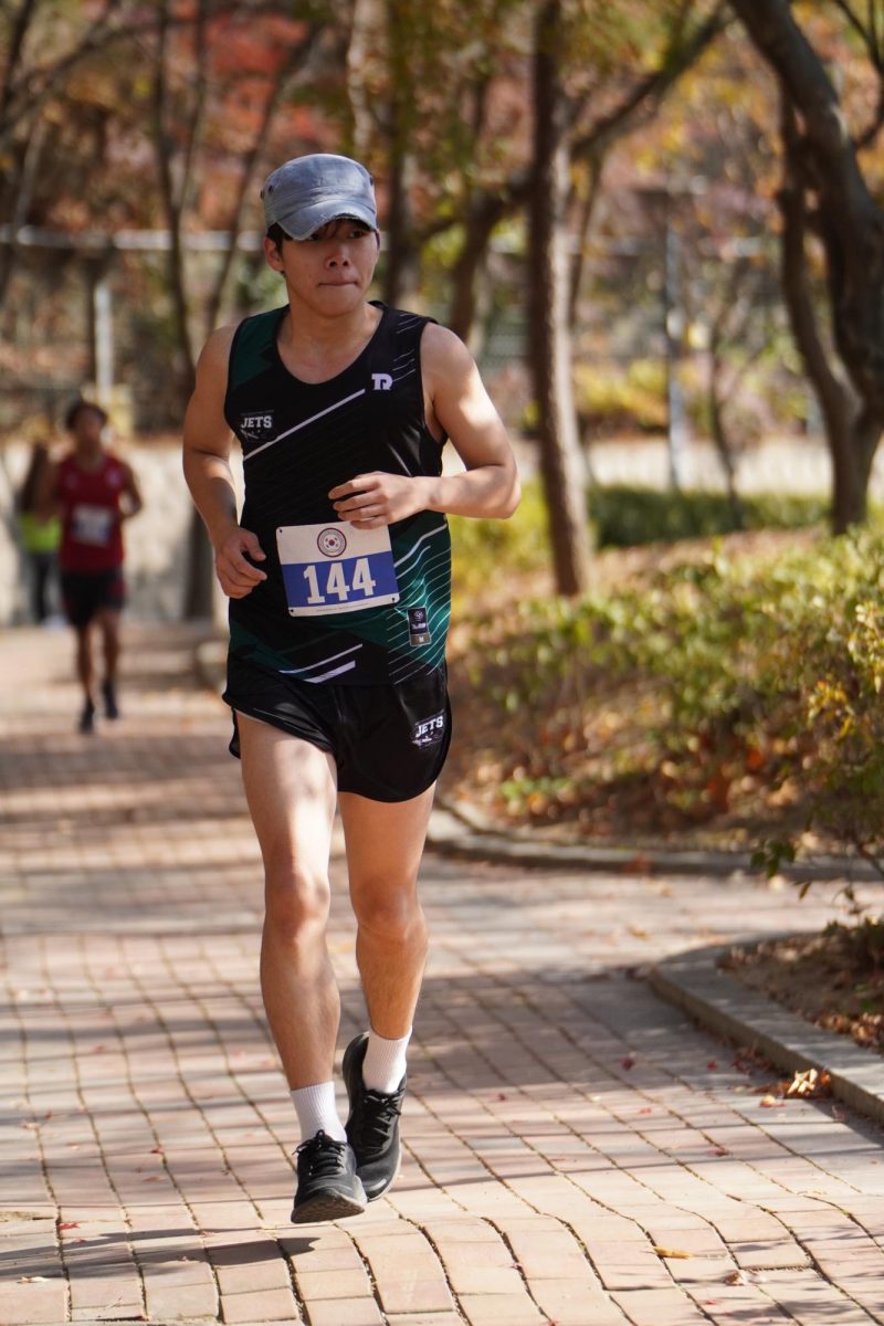 Junior Ryan Kim sprints toward the finish, showcasing how far he’s come in his first year of cross country. Each powerful stride reflects the confidence and endurance he built throughout the season.